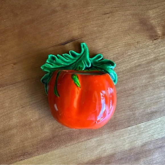 Vintage kitschy ceramic red tomato decorative wall pocket/vase. - Picture 1 of 3